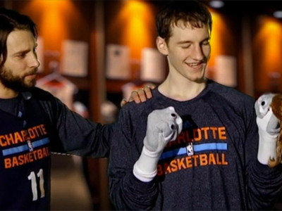 Σάρλοτ Μπόμπακτς: Παίζοντας με τις... κούκλες (video)