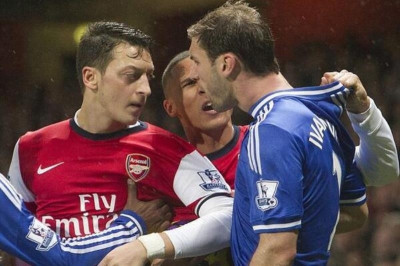 Άρσεναλ - Τσέλσι: Σαν τα... κοκόρια Οζίλ - Ιβάνοβιτς (photos+video)