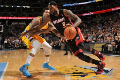 Μαϊάμι Χιτ: Χαρούμενα γενέθλια για Λεμπρόν (video)