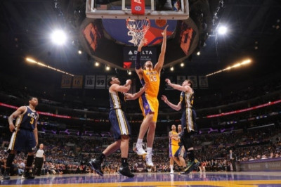 Λος Άντζελες Λέικερς: Ξέσπασαν με Τζαζ (video)