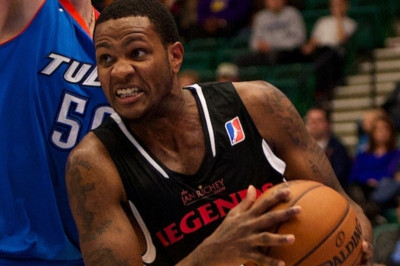 Φιλαδέλφεια 76ερς: Επαφή με Έμπανκς