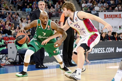 Kρατάει την άμυνα από... ατσάλι και συνεχίζει!