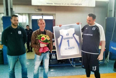 Παπάγου: Βράβευσε τον Ταυρόπουλο