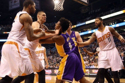 Φίνιξ Σανς: Μπουνιές στους Λέικερς (videos)