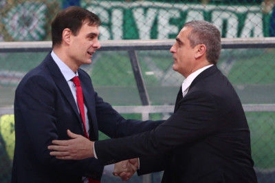 Παναθηναϊκός - Ολυμπιακός: Συλλέκτης... ταυτοτήτων ο Πεδουλάκης (photos+videos)