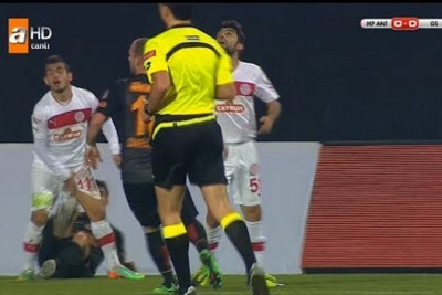 Γαλατάσαραϊ: Ο Ριέρα κλώτσησε αντίπαλο στα γεννητικά όργανα! (video)