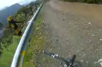 Βολιβία: Ποδηλάτης «γκρεμοτσακίστηκε» σε φαράγγι! (video)