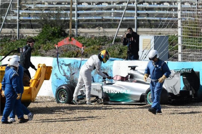 Φόρμουλα 1: Τράκαρε τη νέα Μερσέντες ο Χάμιλτον! (photos+video)