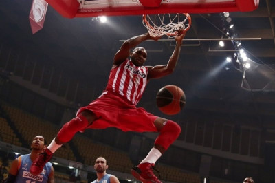 Ολυμπιακός: Βράχοι... Καββαδάς και Σίμονς (photos+video)