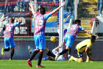 Βήμα παραμονής για Κατάνια, 3-1 τη Λάτσιο (video)