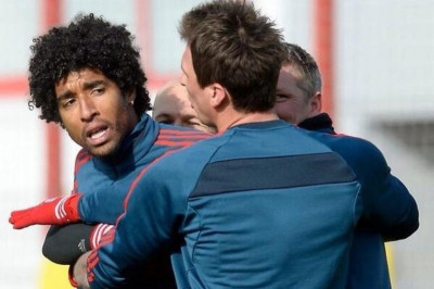 Μπάγερν Μονάχου: Επιτέθηκε στους ρεπόρτερ ο Ντάντε! (photos+video)