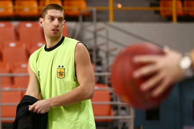 Άρης: Εκτός Πελεκάνος, Τσακαλέρης