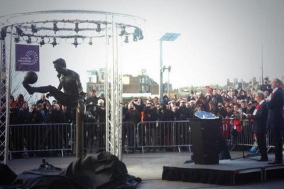 Άρσεναλ: Χαμός στο «Έμιρεϊτς» για το άγαλμα του Μπέργκαμπ! (photos+videos)