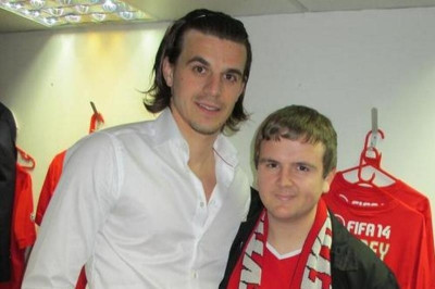 Αγγλία: Οπαδός έπλυνε τις κερκίδες λόγω... πρώην παίκτη του Άρη! (photos+video)