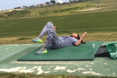 Σέξι Αμερικανίδα επιθετικός «σωριάστηκε» παίζοντας γκολφ! (videos)