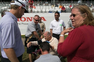 Γκολφέρ δημιούργησε τεράστιο καρούμπαλο σε οπαδό! (photos+videos)