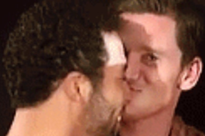 Βέλγιο: Οι συμπαίκτες του Μιραλάς δίνουν... ερωτικά φιλιά! (video)