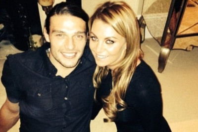 Άντι Κάρολ: Το καυτό... φιλί στη σέξι κοπέλα του (photos)