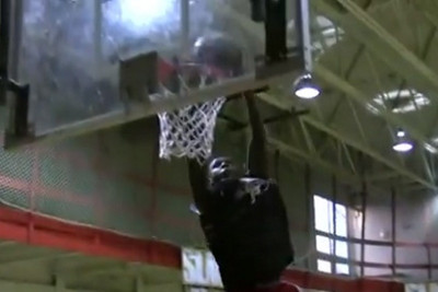 ΗΠΑ: Μαθητές κάνουν καρφώματα 360 μοιρών! (video)