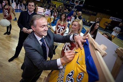 Πολωνία: Παίκτες τραγούδησαν και χόρεψαν για την ημέρα της γυναίκας (video)