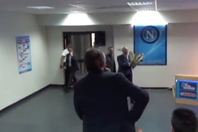 Νάπολι: Τζέντλεμαν με τις γυναίκες ο Μπενίτεθ (video)