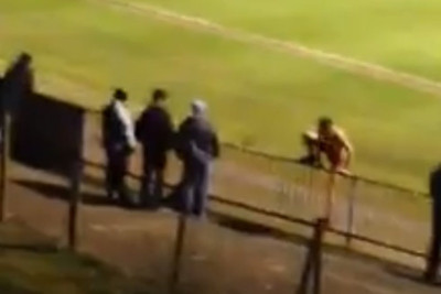 Αγγλία: Οπαδός - εισβολέας με κόκκινο εσώρουχο (video)