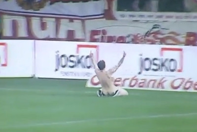 Αυστρία: Γυμνός οπαδός έκανε ντου... πανηγυρισμού (videos)