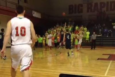 NCAA: Το πιο... σκοτωμένο buzzer beater! (video)