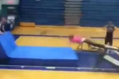 Απίστευτη τούμπα: Τι το θες το τραμπολίνο για να καρφώσεις; (video)