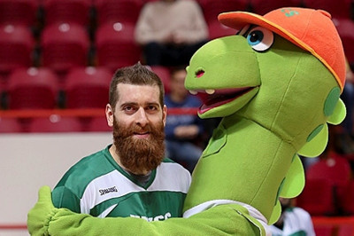 Ούνιξ Καζάν: Αγκαλιές με τη μασκότ ο Καϊμακόγλου! (photos+video)