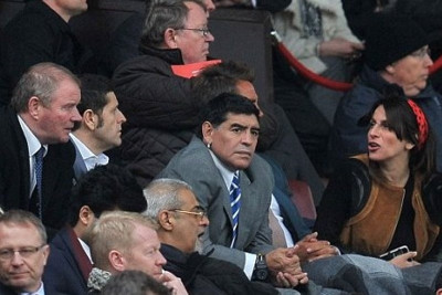 Αγγλία: «Γλεντάνε» τον Μαραντόνα για τα... σκουλαρίκια του! (photos)