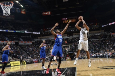 Σαν Αντόνιο Σπερς: Έφτιαξαν… 25άδα για 76ερς (video)