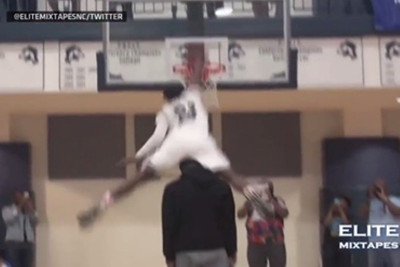 Κοντός μπασκετμπολίστας κάρφωσε πάνω από τρεις δίμετρους! (video)