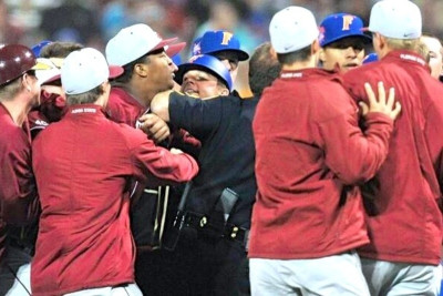 Μπέιζμπολ: Παιδιά μην... σπρώχνεστε! Όλοι θα... πλακωθείτε! (video)