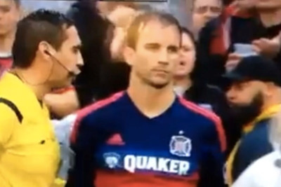 MLS: Διαιτητής την... έπεσε σε παίκτη (video)