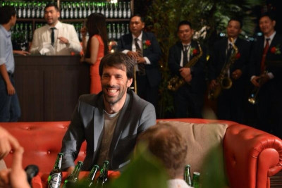 Ρουντ φαν Νίστελροϊ: Ανάμεσα σε δύο καλλονές για τη... Ρεάλ (videos)