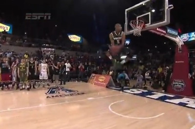 NCAA: Κάρφωμα... bowling (video)