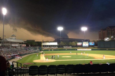 Τέξας: Ανεμοστρόβιλος «χτύπησε» σε αγώνα μπέιζμπολ (photos+video)