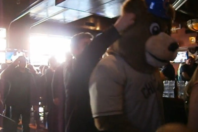 Σικάγο: Γερό... ξύλο με γροθιές ανάμεσα σε μασκότ και οπαδό (video)