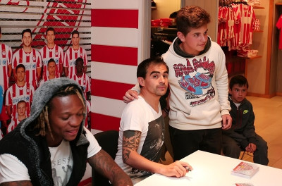 Ολυμπιακός: Αυτόγραφα από Ιμπαγάσα, Μπονγκ και Εντινγκά (photos)