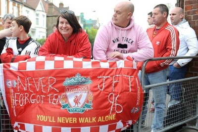 Λίβερπουλ: Όλοι τιμούν τα θύματα (photos)
