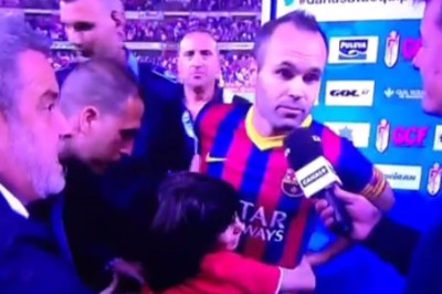 Μπαρτσελόνα: Η τρυφερή αγκαλιά κοριτσιού στον Ινιέστα (video)