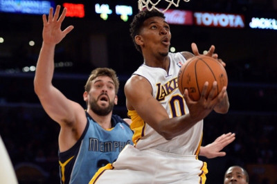 NBA Top 10: Ο... περιστρεφόμενος Γιανγκ και ο... θρασύς ΝτεΡόζαν (video)