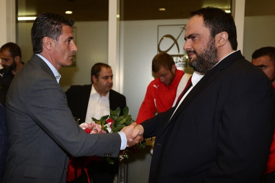 Ολυμπιακός: Η υποδοχή Μαρινάκη στην αποστολή (photos+video)