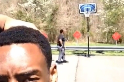 Απίστευτο καλάθι: Σκοράρει με την πλάτη μέσω... μπάρας! (video)