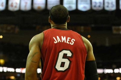 Λεμπρόν Τζέιμς: Πάλι πρώτος στις… φανέλες