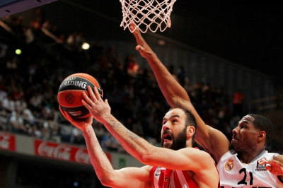 Ρεάλ - Ολυμπιακός: Η χειρονομία του Μέζρι στον Σπανούλη (video)