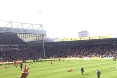 Λίβερπουλ: Οπαδός φίλησε γυναίκα σεκιούριτι! (photo)