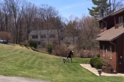 Τρομερό καλάθι: Σκόραρε πίσω από το σπίτι! (video)