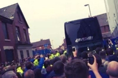 Έβερτον: Οπαδοί αποδοκίμασαν και έβρισαν τον Μόγιες! (video)